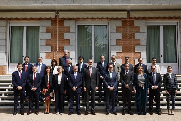 Su Majestad el Rey junto a una representación del Servicio Jurídico de la Comisión Europea