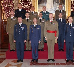 Su Majestad el Rey junto al grupo de Coroneles y Capitanes de Navío asistentes a la audiencia