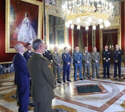 Su Majestad el Rey conversa con los asistentes a la audiencia