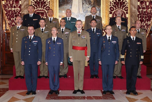 Su Majestad el Rey junto al grupo de Coroneles y Capitanes de Navío asistentes a la audiencia