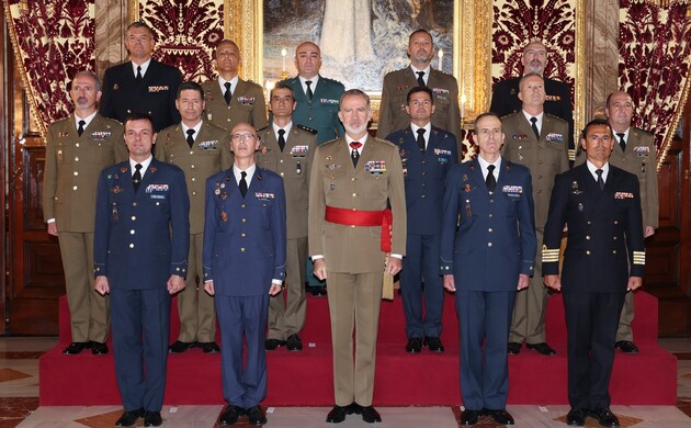 Su Majestad el Rey junto al grupo de Coroneles y Capitanes de Navío asistentes a la audiencia