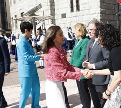Su Majestad la Reina recibida por la presidenta de la Cruz Roja Española, María del Mar Pageo