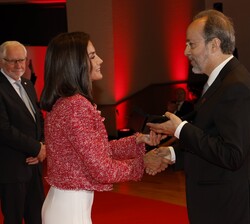 Su Majestad la Reina entrega la Medalla de Oro de la Cruz Roja Española a José Carlos Bermejo director del Centro San Camilo, Centro Asistencial y Cen