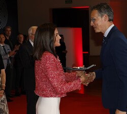 Su Majestad la Reina entrega la Medalla de Oro de la Cruz Roja Española a Fernando Riaño, presidente de Servimedia