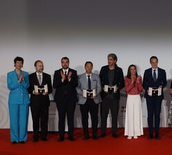Su Majestad la Reina con los premiados con las Medalla de Oro de la Cruz Roja Española