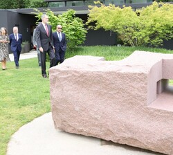 Don Felipe accede al Chillida Leku junto al presidente de la Fundación Eduardo Chillida Pilar Belzunce, Luis Chillida