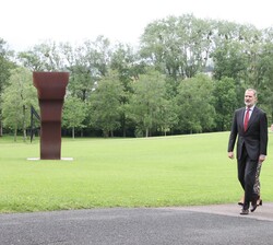 Don Felipe recorre el Chillida Leku acompañado de las autoridades que le recibieron a su llegada a Hernani