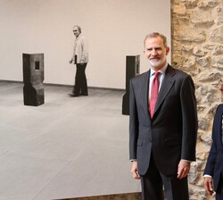 Don Felipe, junto al presidente de la Fundación Eduardo Chillida Pilar Belzunce, Luis Chillida, con Eduardo Chillida al fondo