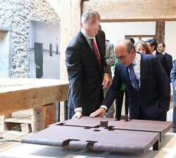 Don Felipe, atento a las explicaciones del presidente de la Fundación Eduardo Chillida Pilar Belzunce, Luis Chillida