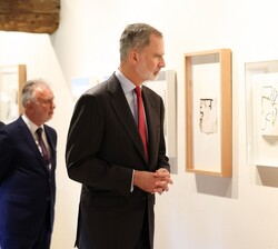 Su Majestad el Rey contempla alguna de las obras de Eduardo Chillida