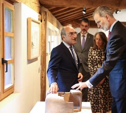 Su Majestad el Rey recorre la exposición de Eduardo Chillida 