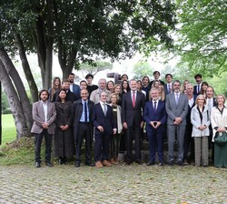 Su Majestad el Rey junto a las autoridades y familiares de Eduardo Chillida al término de su visita al Chillida Leku