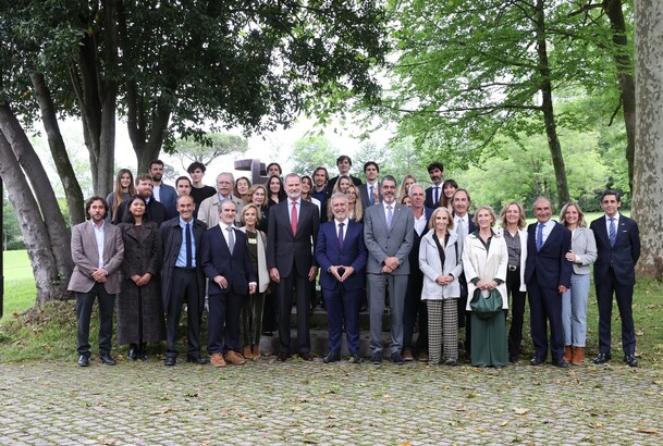 Su Majestad el Rey junto a las autoridades y familiares de Eduardo Chillida al término de su visita al Chillida Leku