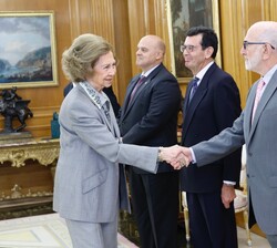Su Majestad la Reina Doña Sofía es saludada por un representante de la LVI Promoción del Colegio de Guardias Jóvenes "Duque de Ahumada"