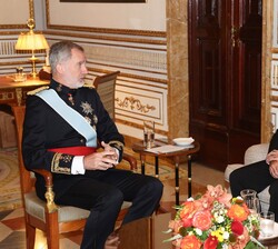Su Majestad el Rey conversa con el embajador de la República Argentina, Sr. Roberto Sebastián Bosch Estévez