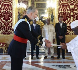 Su Majestad el Rey recibe en el Palacio Real de Madrid las Cartas Credenciales del embajador de la República de Guinea, Sr. Framoï Mara