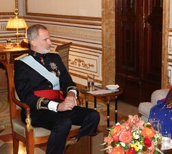 Su Majestad el Rey conversa con la embajadora de la República de Kenia, Sra. Nairimas Sharon Ole Sein