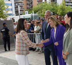 A su llegada, Su Majestad la Reina recibe el saludo de las autoridades que la recibieron