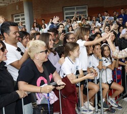 Su Majestad la Reina recibe el saludo del público que asiste al partido