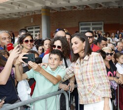 El público se hace fotografías con Su Majestad la Reina que preside la final de la Copa de la Reina