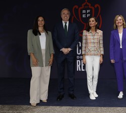Su Majestad la Reina junto a las autoridades que la recibieron a su llegada