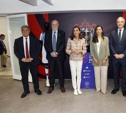 Su Majestad la Reina junto a las autoridades, presidente del F.C. Barcelona y vicepresidente de la Real Sociedad