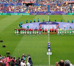 Ambos equipos y el equipo arbitral durante la interpretación del Himno Nacional