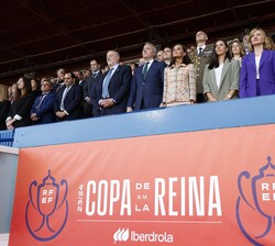 Su Majestad la Reina junto a las autoridades durante la interpretación del Himno Nacional