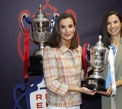 Durante el descanso, Su Majestad la Reina recibió una réplica en miniatura del trofeo de manos de la vicepresidenta adjunta de la Real Federación Espa