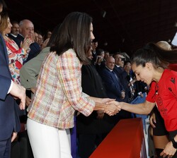 Su Majestad la Reina entrega los trofeos al equipo arbitral tras el partido