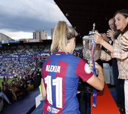 Su Majestad la Reina hace entrega del trofeo de Campeonas de la Copa de la Reina a la capitan del Barcelona F.C., Alexia Putellas