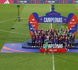Las jugadoras del Barcelona F.C. celebran su proclamación de campeonas de la Copa de la Reina