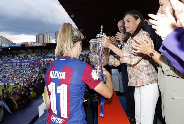 Su Majestad la Reina hace entrega del trofeo de Campeonas de la Copa de la Reina a la capitan del Barcelona F.C., Alexia Putellas