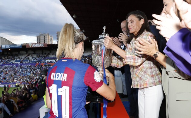 Su Majestad la Reina hace entrega del trofeo de Campeonas de la Copa de la Reina a la capitan del Barcelona F.C., Alexia Putellas