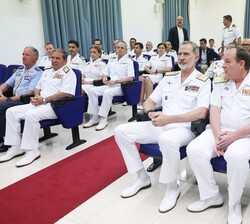 Su Majestad el Rey en la sala de Reuniones del Cuartel General de la Fuerza de Acción Marítima