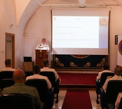 Su Majestad el Rey durante la conferencia sobre MARSEC-24 a cargo del vicealmirante de Acción Marítima, Victoriano Gilabert Agote