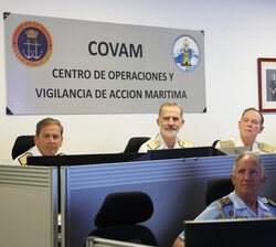 Su Majestad el Rey durante su visita el Centro de Operaciones y Vigilancia de Acción Marítima