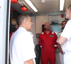 Su Majestad el Rey durante su visita al Buque de Salvamento y Rescate (BSR) “Neptuno” (A-20)