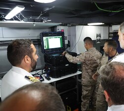 Su Majestad el Rey durante su visita al Buque de Salvamento y Rescate (BSR) “Neptuno” (A-20)