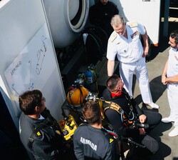 Su Majestad el Rey conversa con un miembro del Centro de Buceo de la Armada