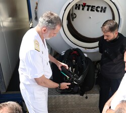 Su Majestad el Rey observa el material de buceo de un miembro del Centro de Buceo de la Armada