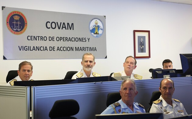 Su Majestad el Rey durante su visita el Centro de Operaciones y Vigilancia de Acción Marítima