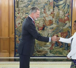 Don Felipe recibe el saludo de la presidenta de la Comisión Internacional contra la Pena de Muerte (ICDP), Navi Pillay