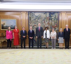 Su Majestad el Rey acompañado de los comisarios participantes en la reunión anual de la Comisión Internacional contra la Pena de Muerte (ICDP)
