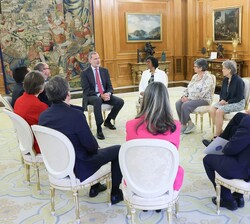 Don Felipe en un momento de la audiencia con los comisarios participantes en la reunión anual de la Comisión Internacional contra la Pena de Muerte (I