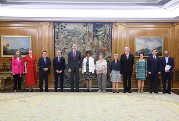 Su Majestad el Rey acompañado de los comisarios participantes en la reunión anual de la Comisión Internacional contra la Pena de Muerte (ICDP)
