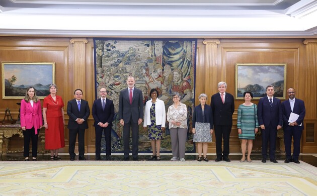 Su Majestad el Rey acompañado de los comisarios participantes en la reunión anual de la Comisión Internacional contra la Pena de Muerte (ICDP)