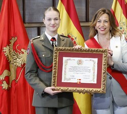 Su Alteza Real la Princesa de Asturias junto a la alcaldesa de Zaragoza, tras recibir el título de hija adoptiva de Zaragoza