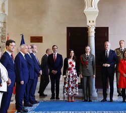 Doña Leonor junto a los miembros de la Mesa y Junta de Portavoces y los expresidentes de las Cortes de Aragón