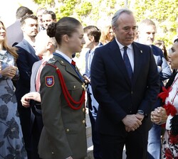 Doña Lonor conversa con las autoridades